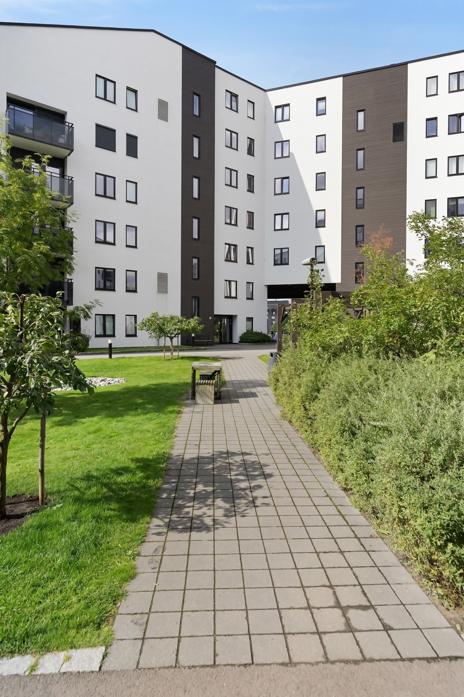 Pent opparbeidede fellesareal med internveier, belysning, lekeplasser, grøntareal og sitteplasser Galleribilde