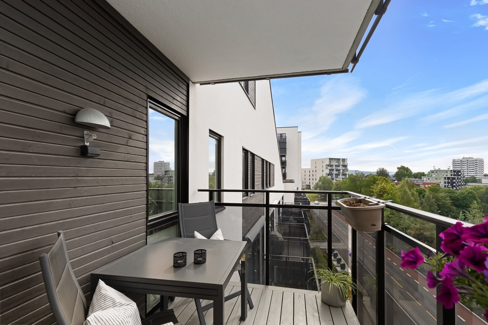 Balkongen er på ca. 7 kvm og har vakker utsikt over nærområdet Galleribilde