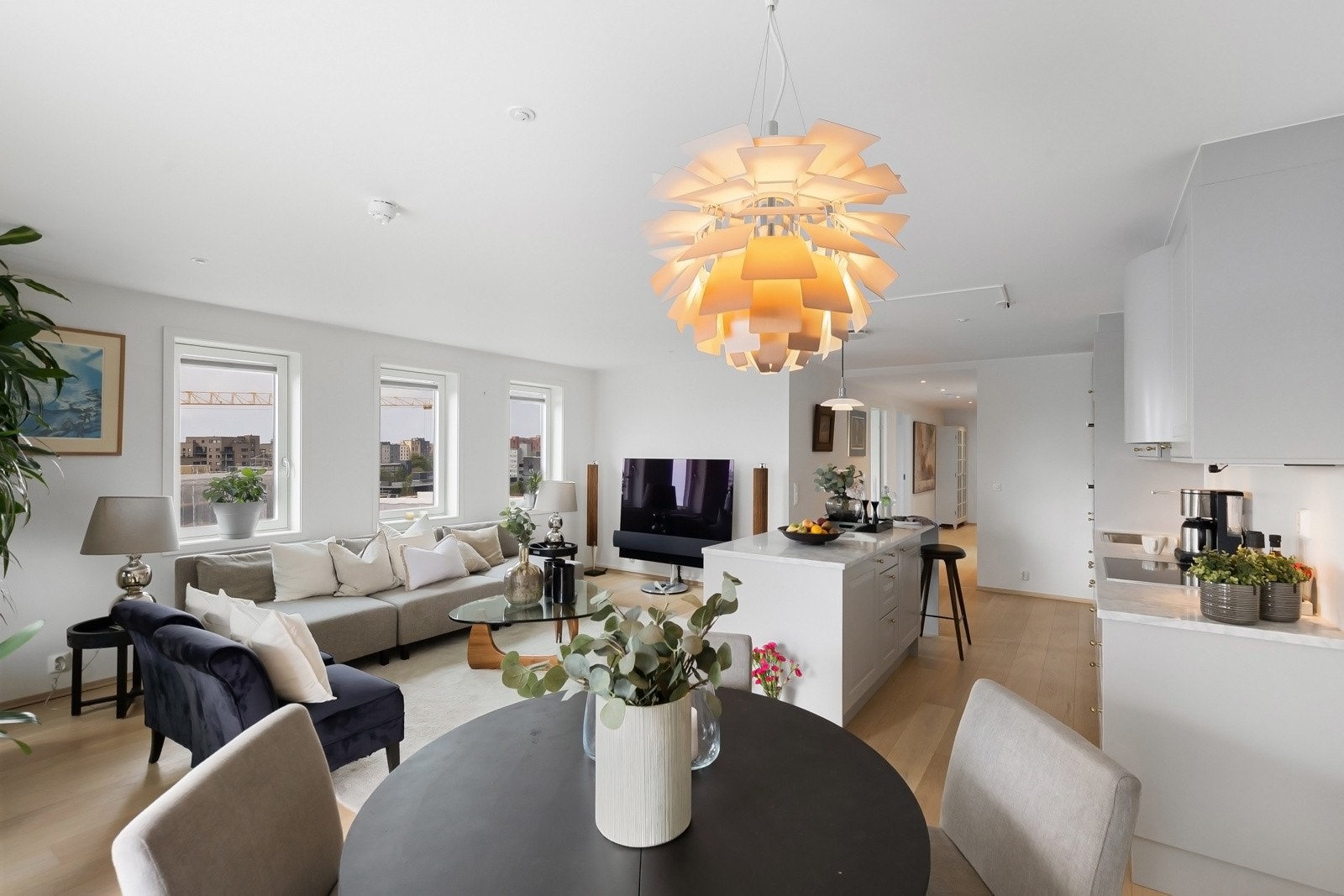 Leiligheten har en romslig stue som ligger i åpen løsning mot kjøkkenet Galleribilde