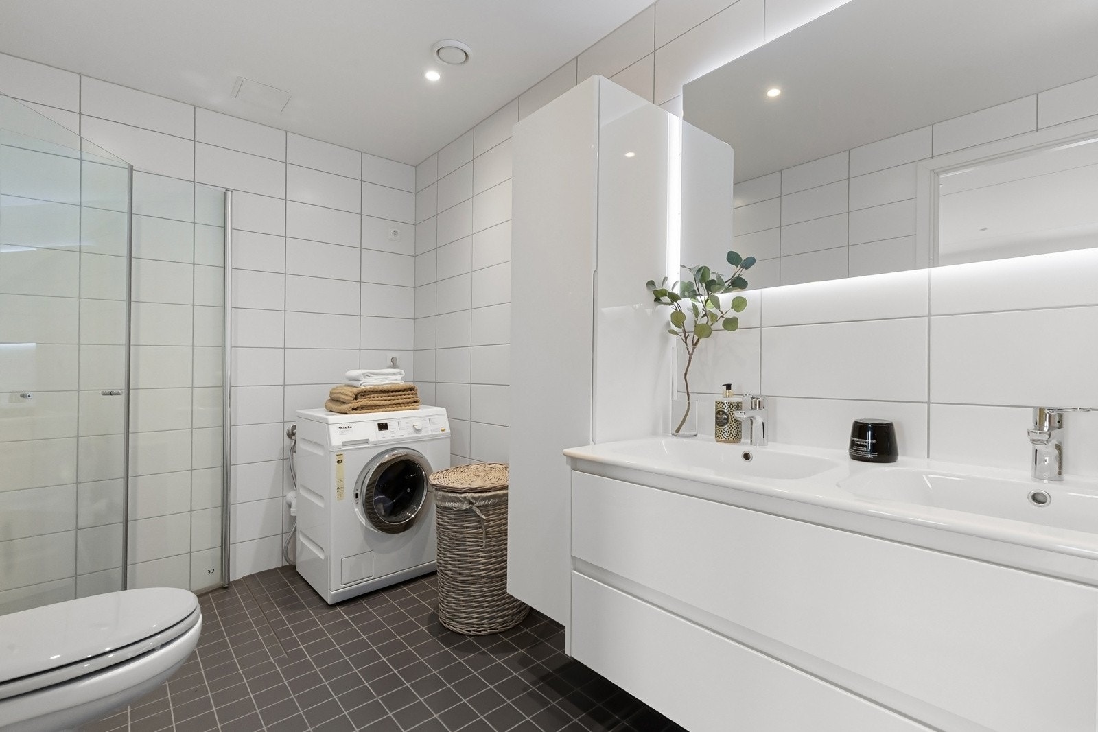 Leiligheten har to bad med flislagte overflater, downlights i himling og vannbåren gulvvarme Galleribilde