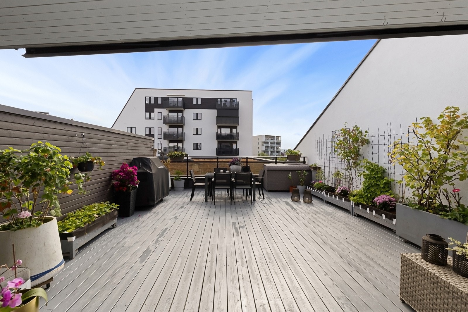 Deler av terrassen er overbygget og har markise, som gjør det mer anvendelig større deler av sesongen Galleribilde