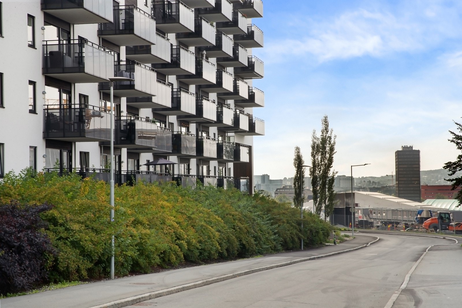 Det er kort avstand til ulike servicetilbud, offentlig kommunikasjon, parkliv, samt skoler, barnehager og marka Galleribilde