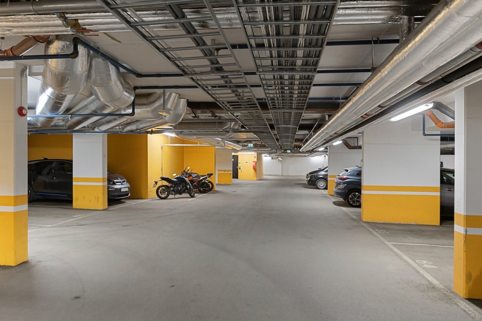 Det medfølger to garasjeplass i felles garasjekjeller, en med elbillader og en med opplegg for ladepunkt Galleribilde