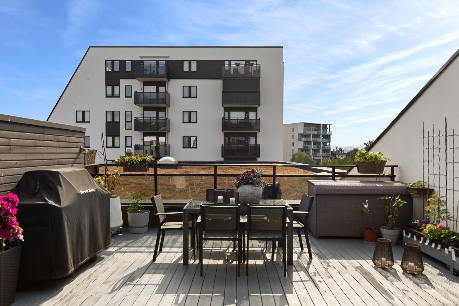 Uteområdet har god plass til grill og utemøblement i ulike soner Galleribilde