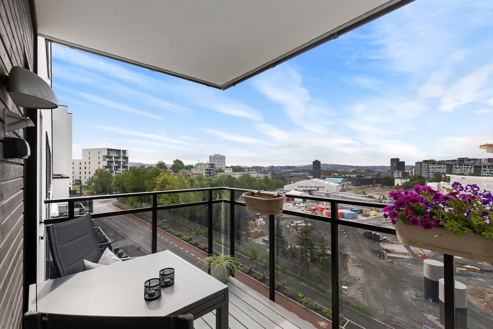 Uteplassen har fin ettermiddagssol hvor varme dager virkelig nytes til det fulle Galleribilde