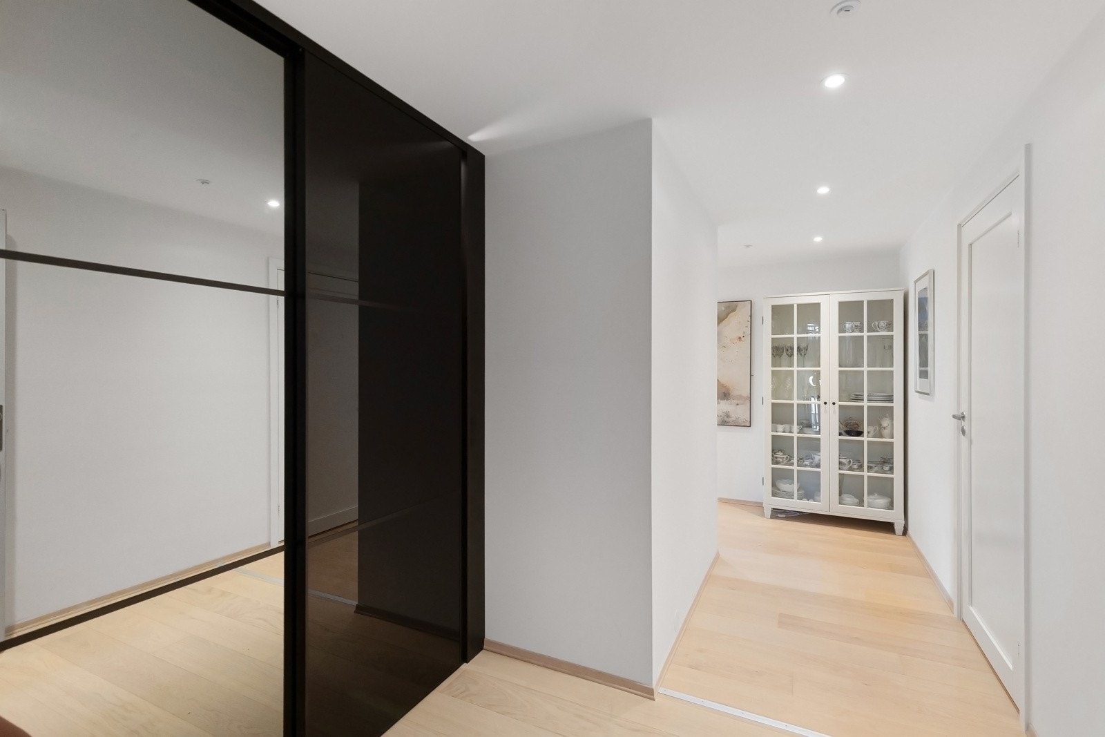 Det er rikelig med oppbevaringsplass i garderoberom, innredet med hyller og klesstativ Galleribilde