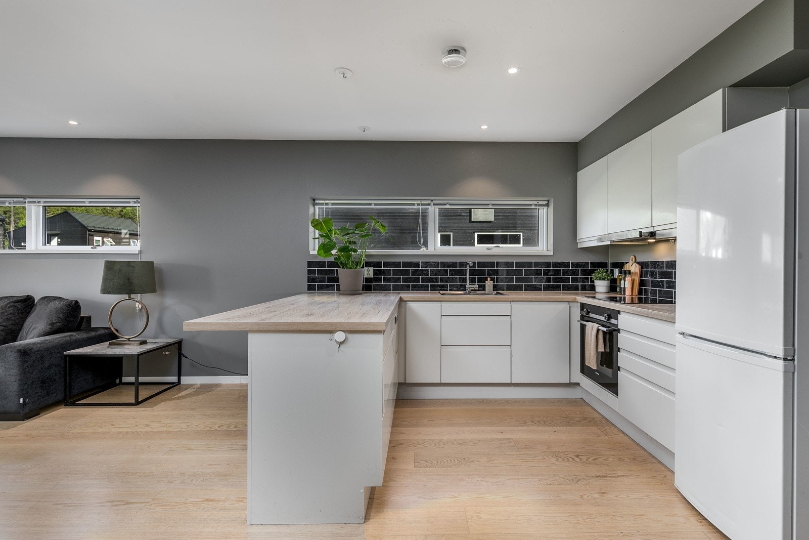 Kjøkkenet fremstår som meget delikat og innbydende i åpen løsning mot stuen. Galleribilde