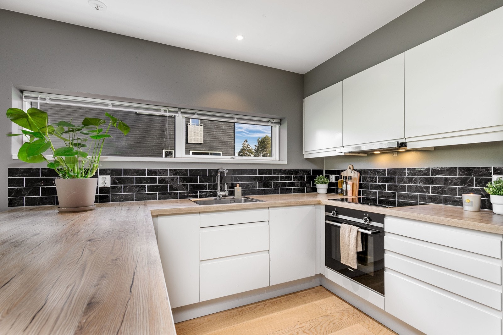 Lekkert og moderne Sigdal kjøkken fra byggeår. Galleribilde