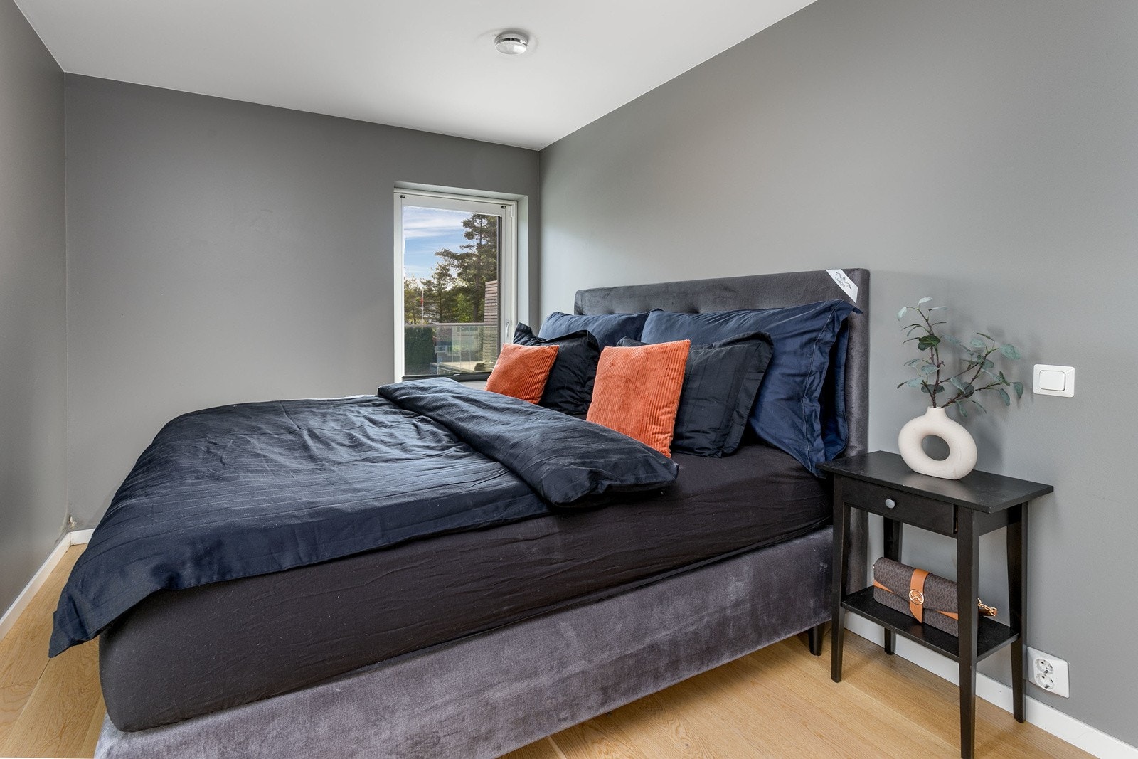 Rommene har en-stavs parkett på gulv og slette flater på vegger malt i tidløse farger. Galleribilde