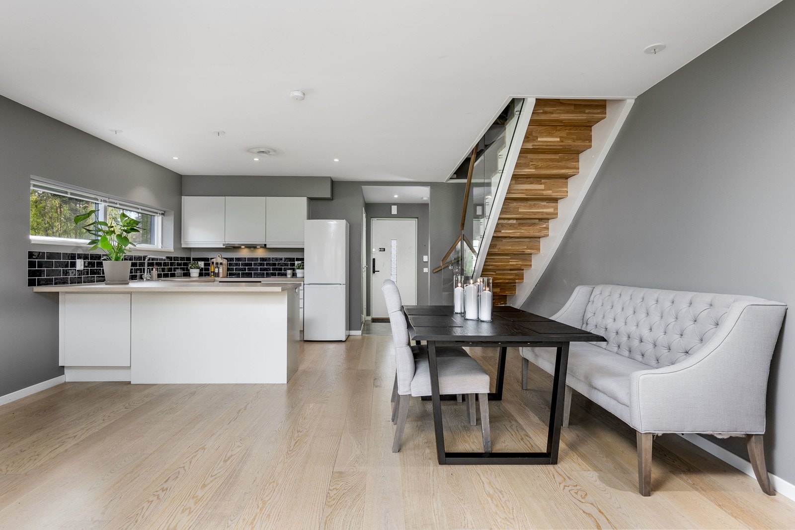 Stuen har god plass til sofaløsning med tilhørende møblement. Galleribilde