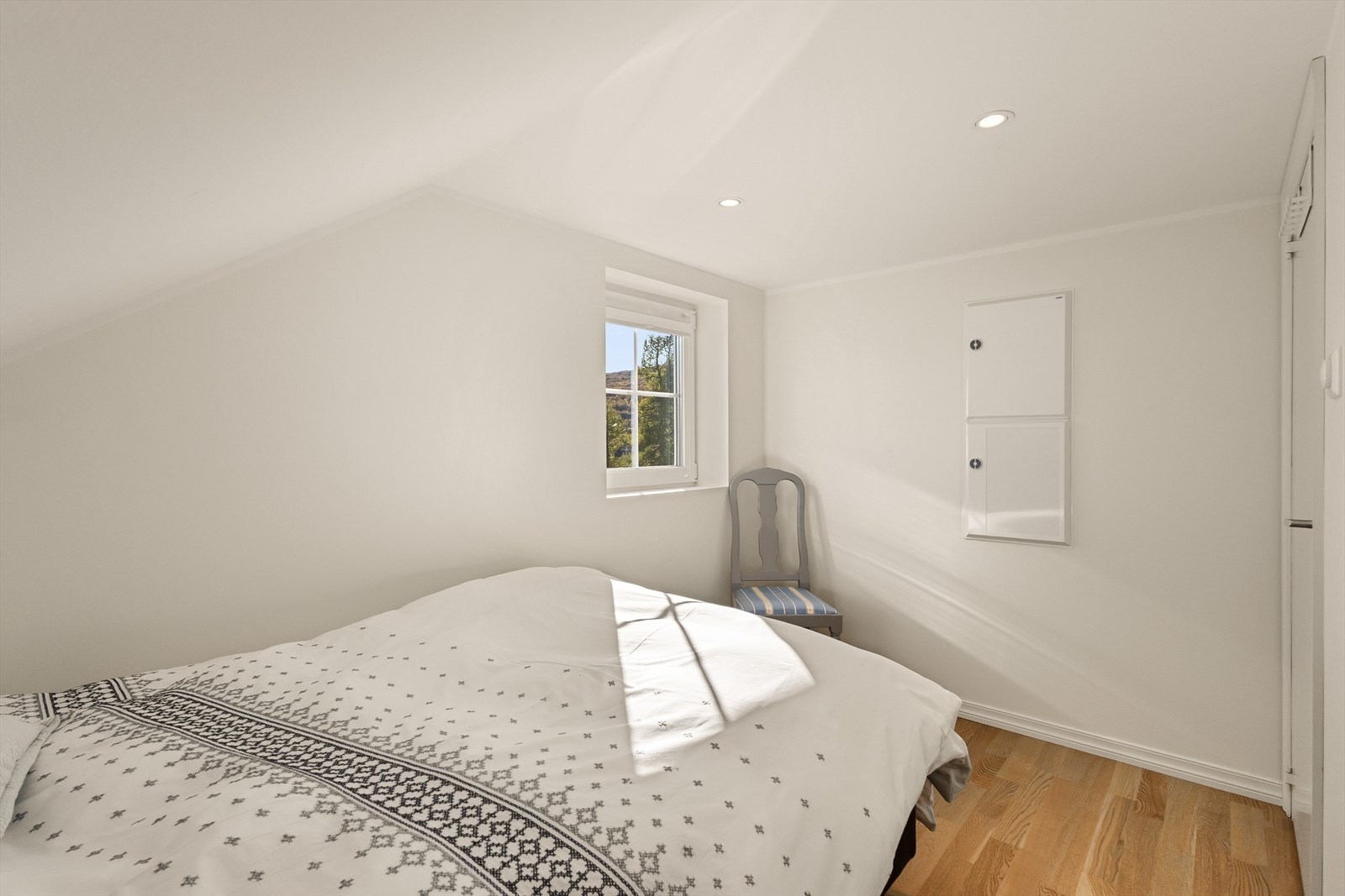 Sikringsskap/strøminntak på vegg. Spotter i tak. Galleribilde