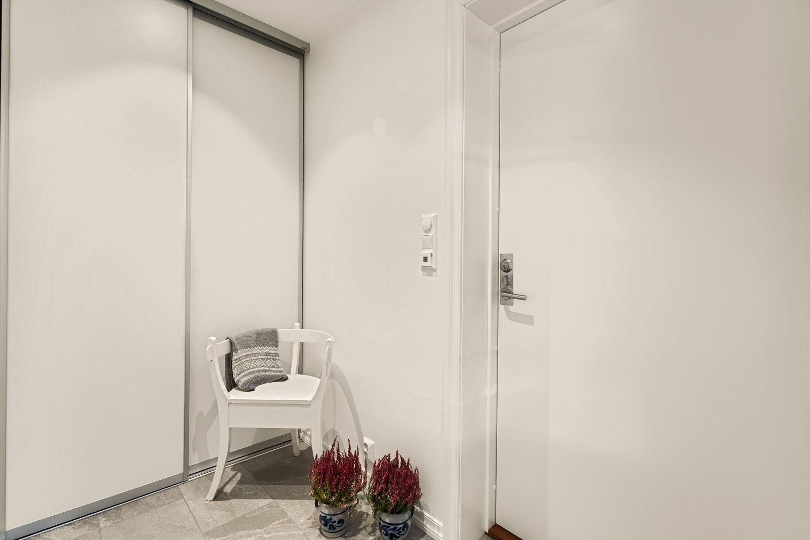 Moderne og romslig entre med fliser med gulvvarme og stor garderobe. Galleribilde