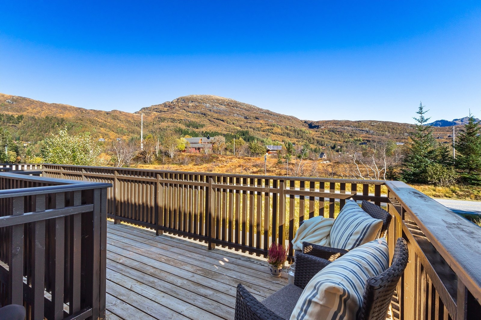 Balkong 2 ved inngangsparti. Nydelig utsikt opp mot Byrkjeseter, et nettverk av flotte ski- og turløyper. Galleribilde