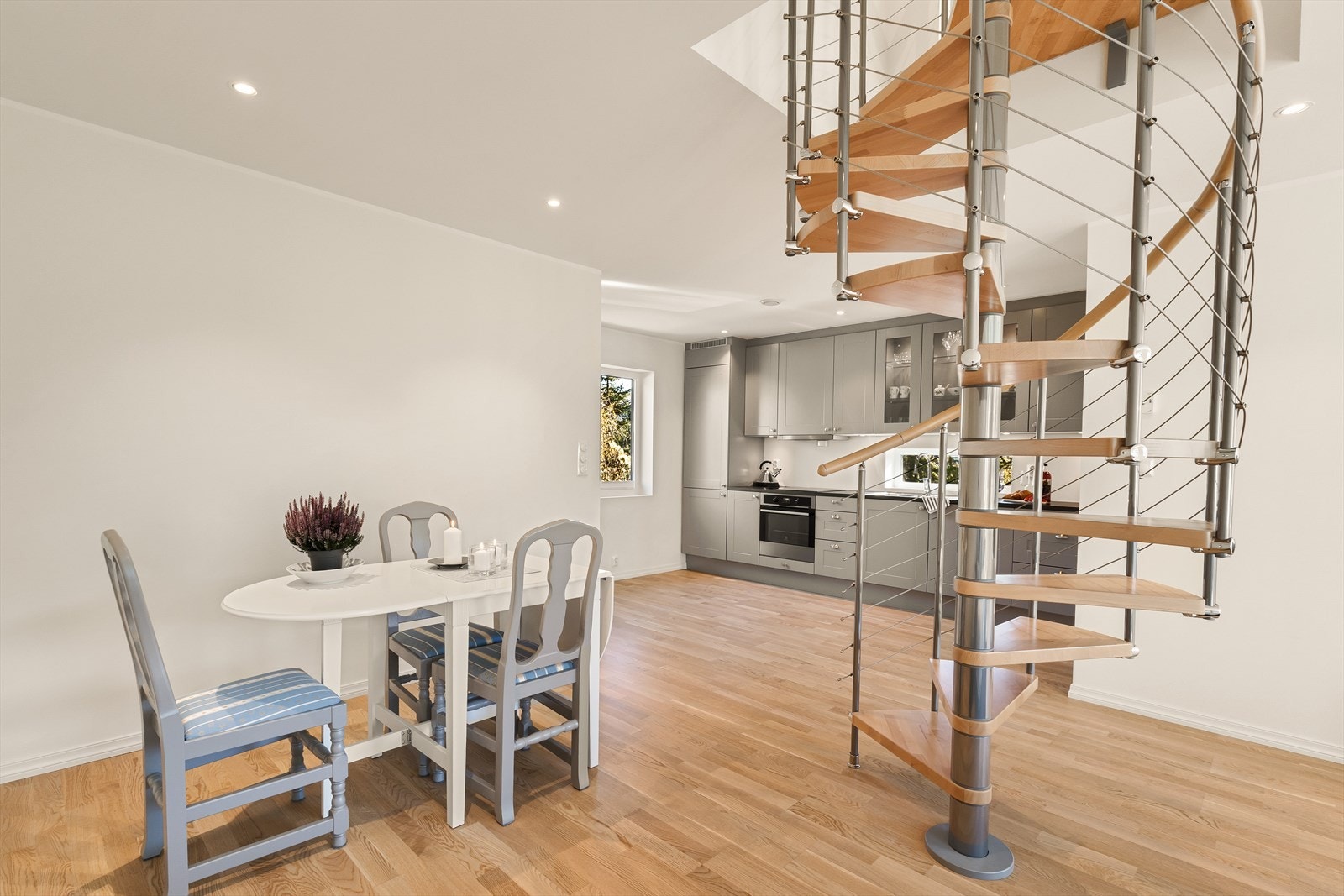 Stuen har plass til stort spisebord.. Galleribilde