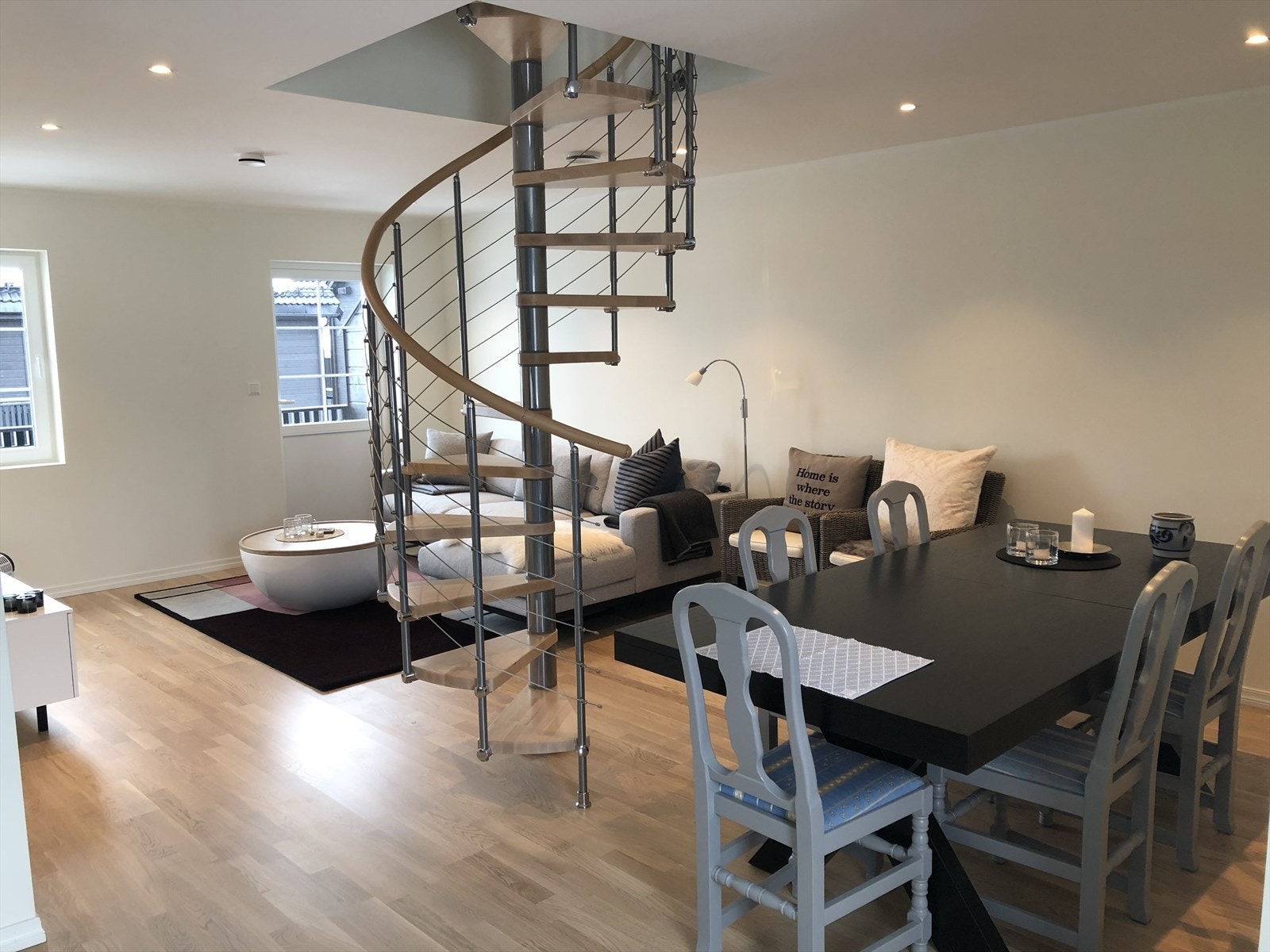 Privat foto.. Stilfult med sort spisebord også. Galleribilde