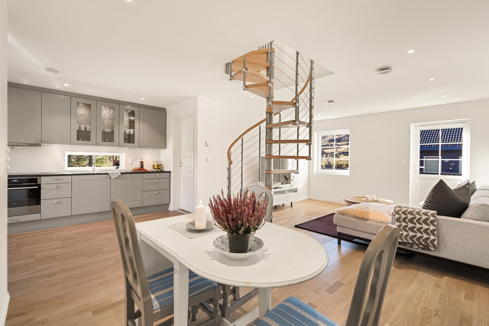 Innbydende moderne stue og kjøkken med høy kvalitet. Galleribilde