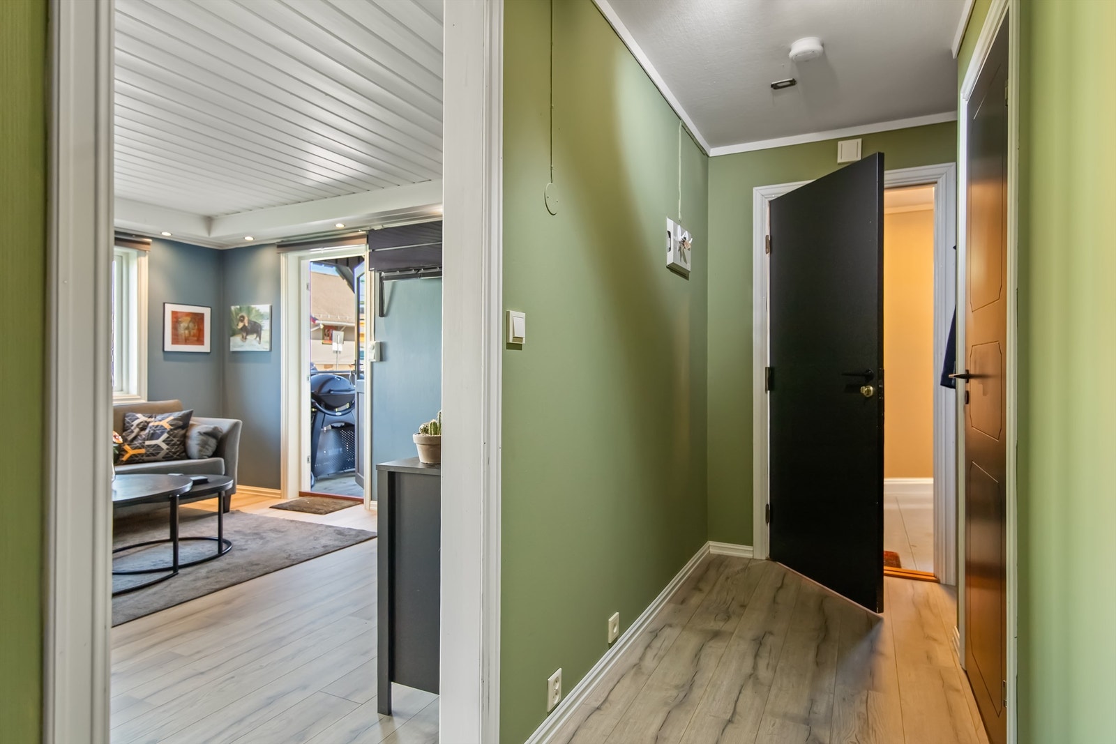 Fra hallen inngangsparti er det adkomst til 2 soverom og bad Galleribilde