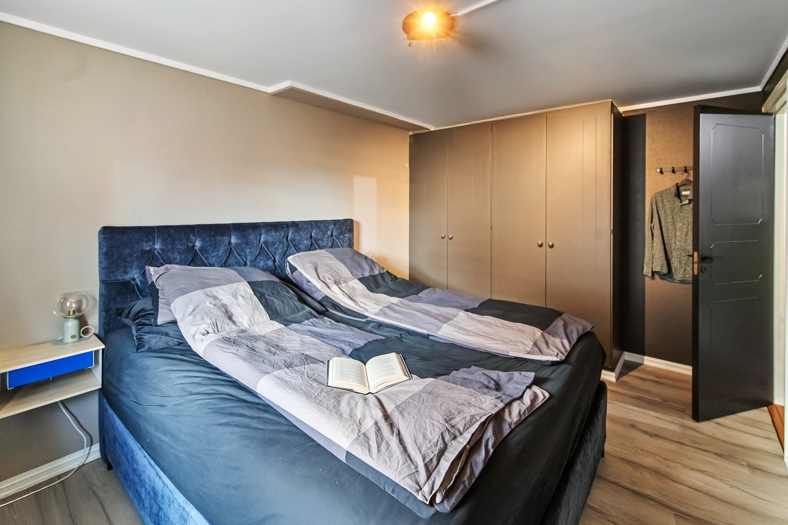 Hovedsoverommet er romslig med garderobeløsning Galleribilde