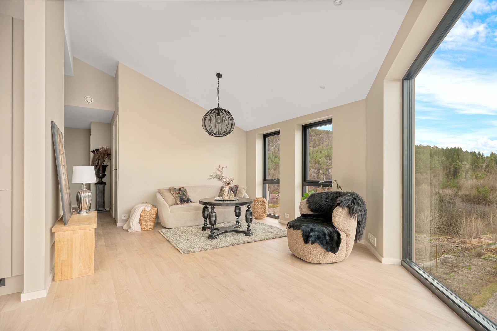 Stue med god og naturlig plass til en sofakrok med tilhørende møblement. Galleribilde