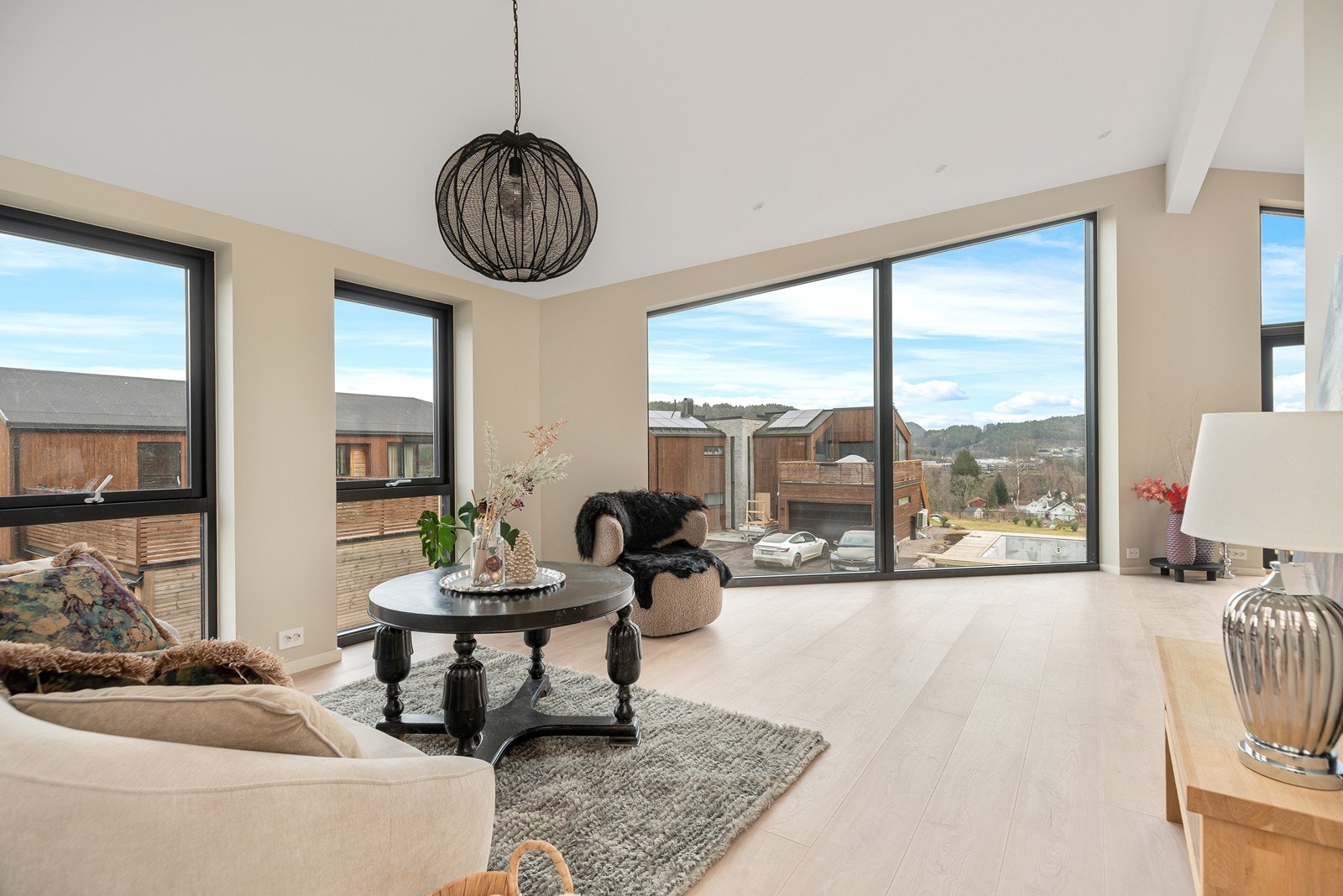 Helt ny bolig med solrik beliggenhet og flott utsikt - To praktikantdeler - Stor dobbeltgarasje Galleribilde