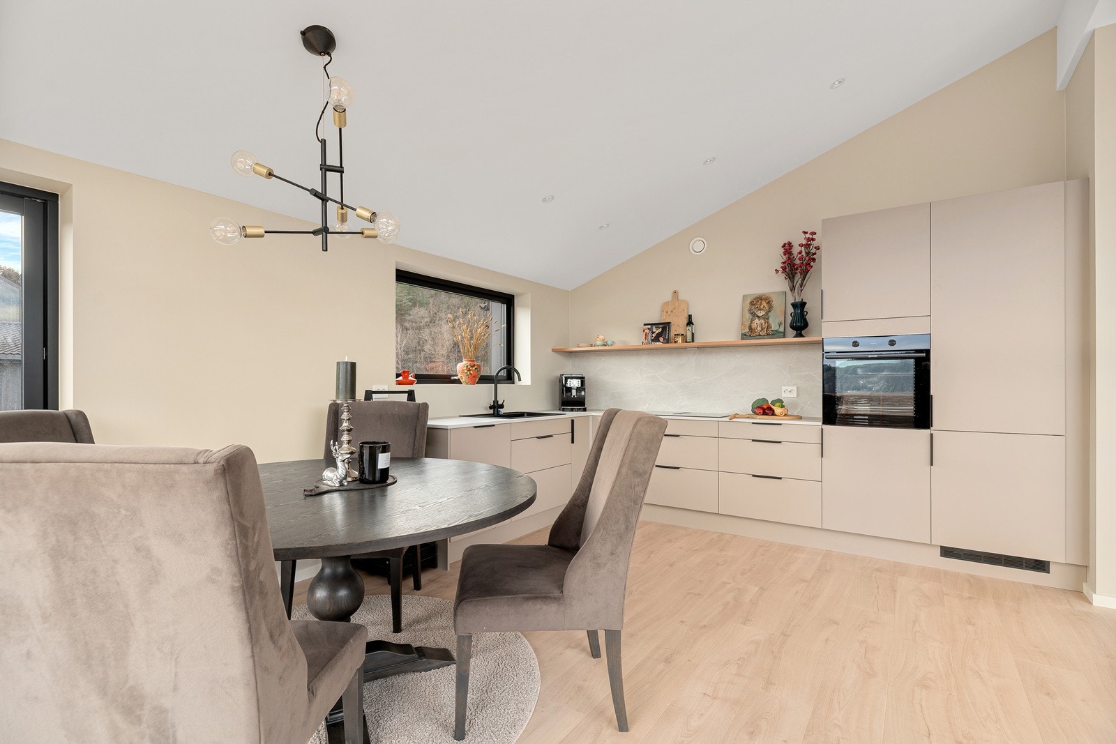 God plass til spisegruppe på kjøkken Galleribilde