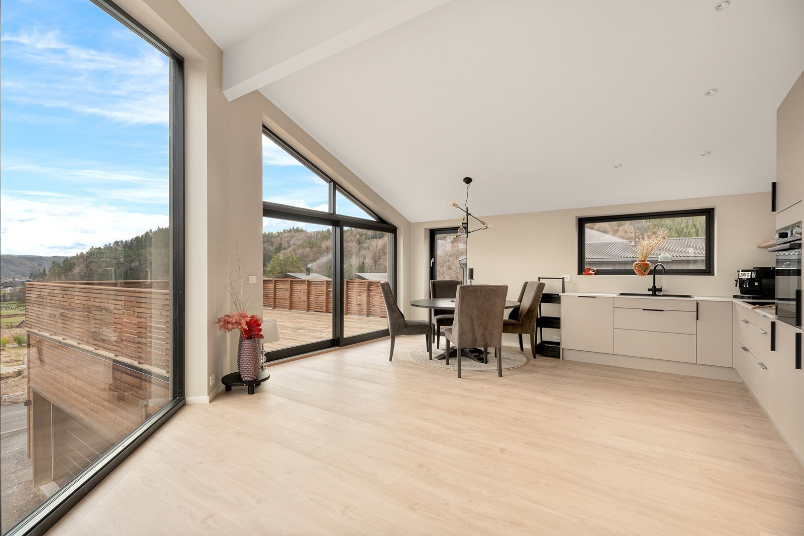 De enorme vinduene gir rikelig med lysinnslipp og skaper god atmosfære i rommet Galleribilde