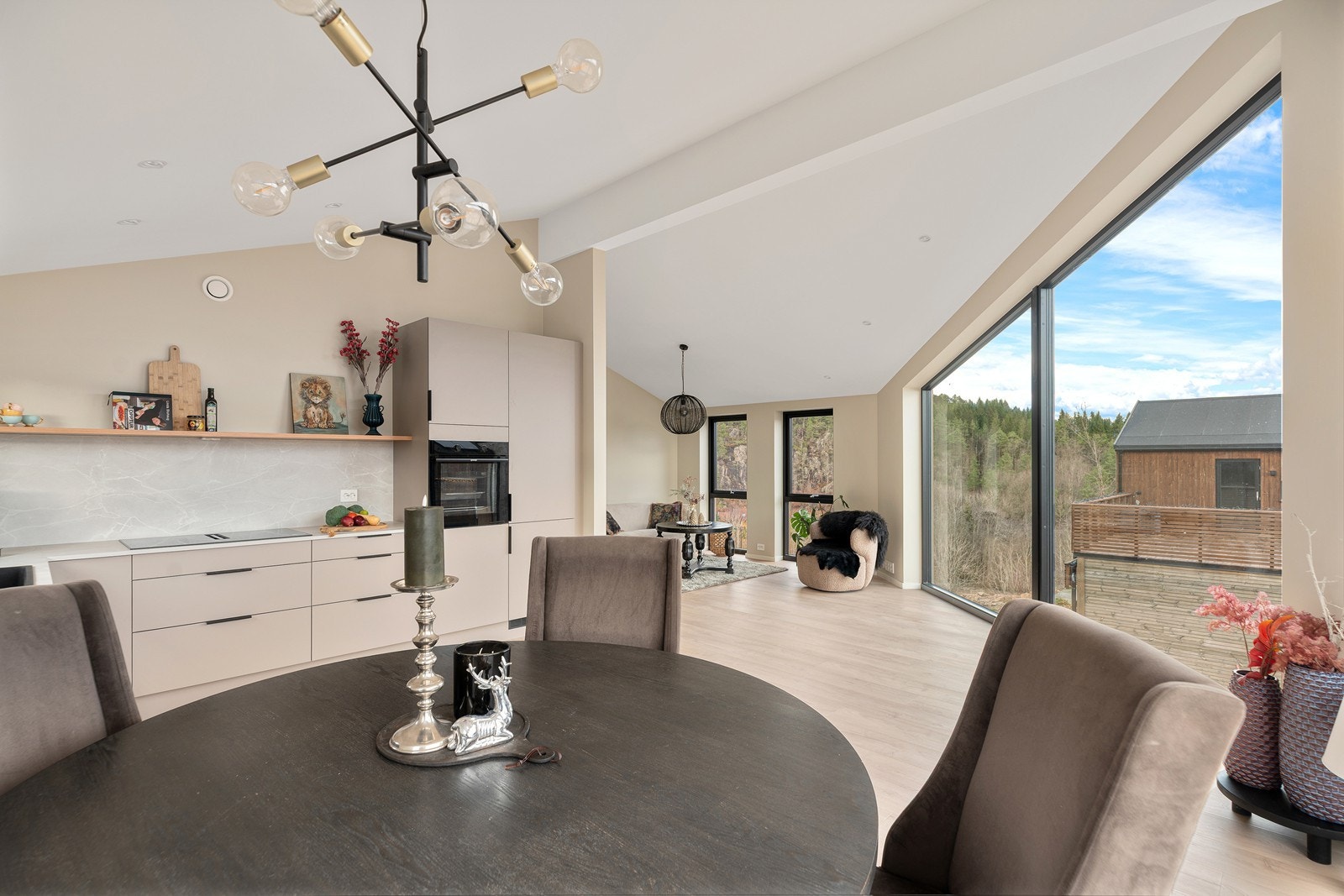 Kjøkken fra HTH er fullt utstyrt med integrerte hvitevarer, og hovedkjøkkenet har Bosch induksjonstopp med integrert ventilator og WiFi-styring - både praktisk og stilrent. Galleribilde