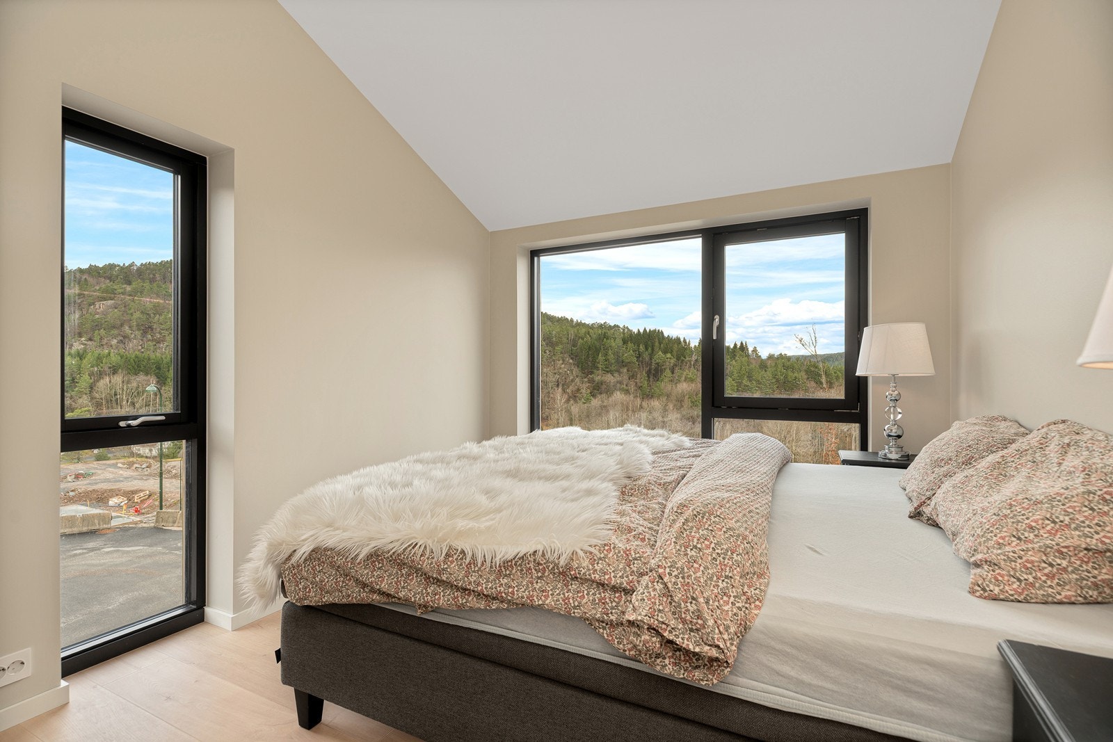 Boligens hovedsoverom er av god størrelse med god plass til seng og tilhørende møblement. Galleribilde