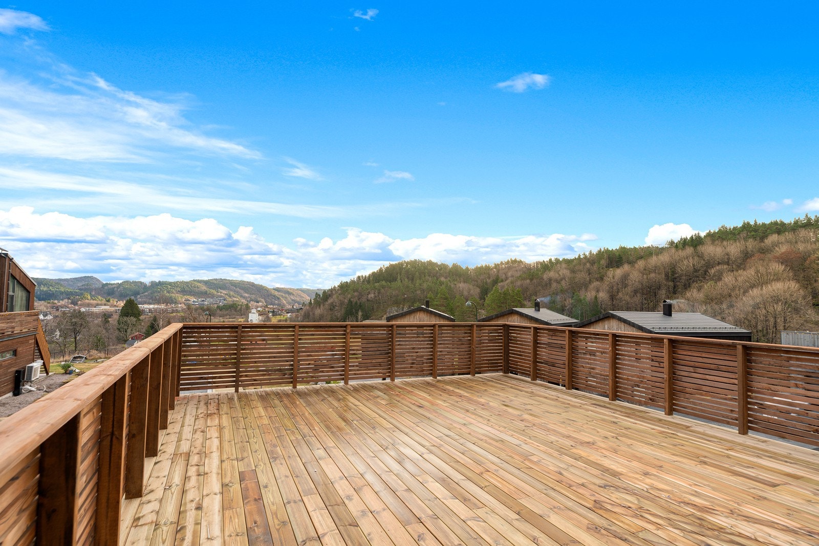 Herlig og stor terrasse med god utsikt. Tomten er den høyest beliggende i byggefeltet, minimum én meter over nabotomtene, og huset er nøye tegnet og plassert for å gi best mulig utsikt og gode solforhold. Galleribilde