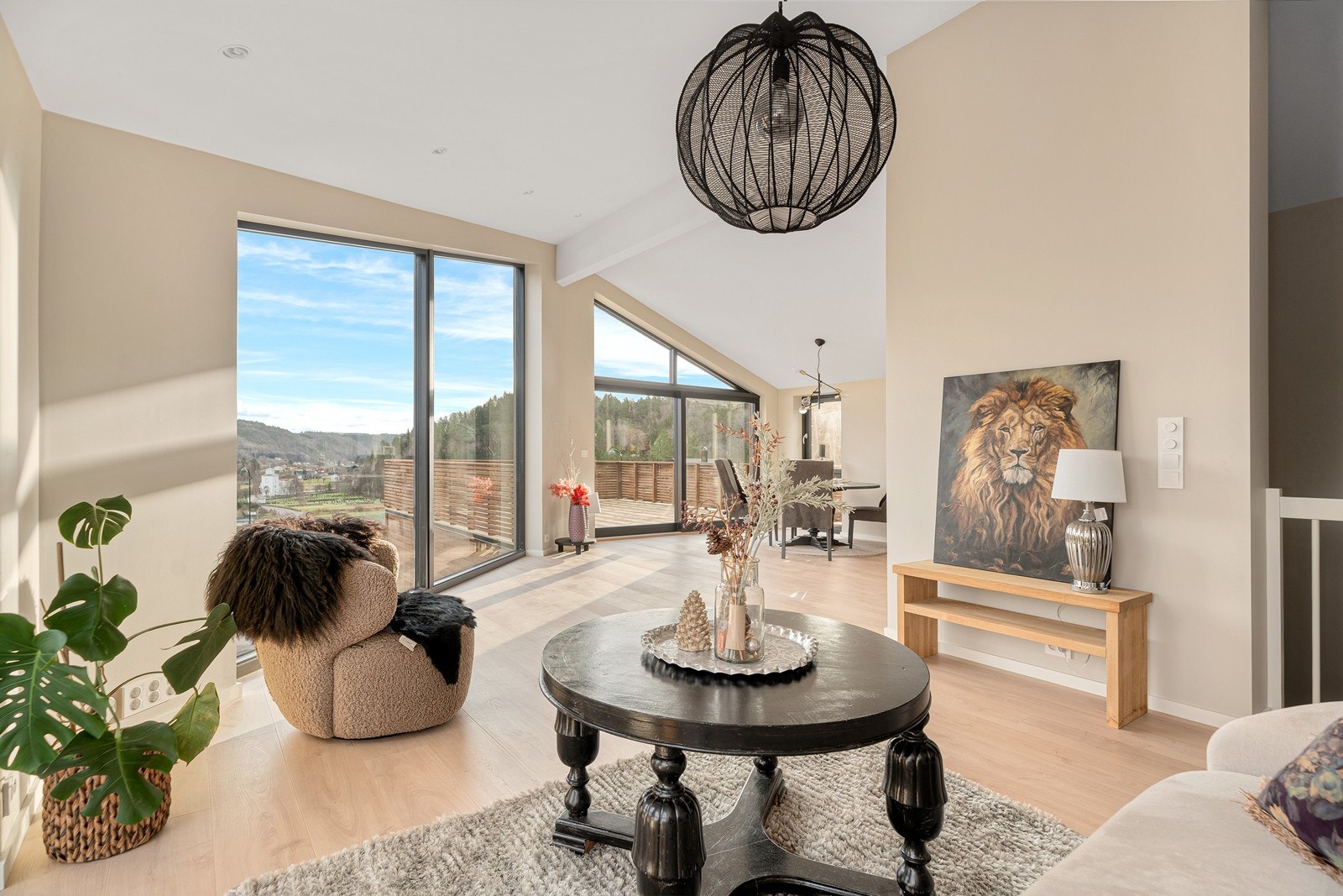 Eiendommen er gjennomtenkt utformet med to praktikantdeler i underetasjen, hver med stue og kjøkken, soverom og bad, ideelt for utleie eller generasjonsbolig. Galleribilde