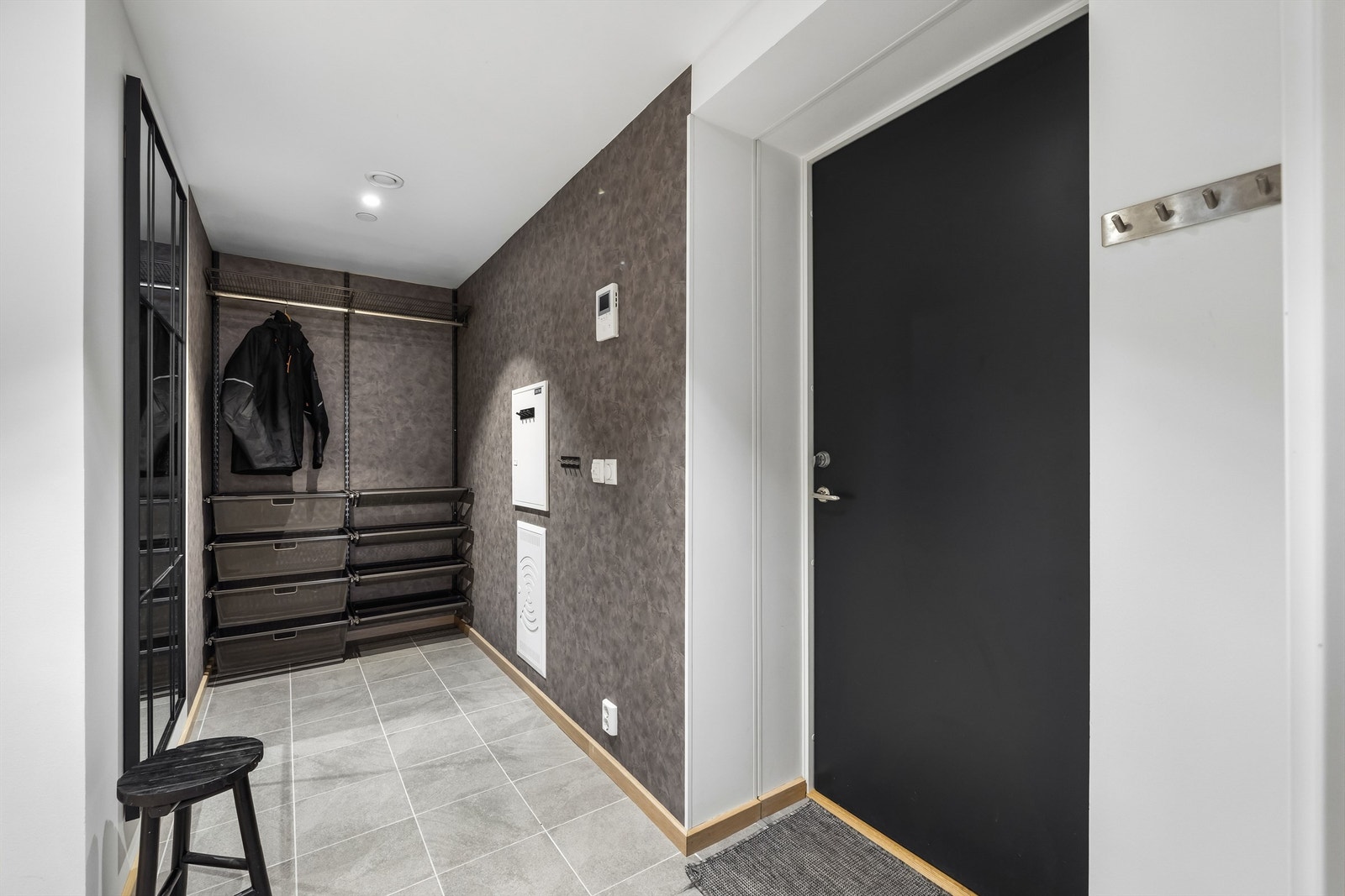 Entréen er utstyrt med gulvvarme som gir en behagelig velkomst. Galleribilde