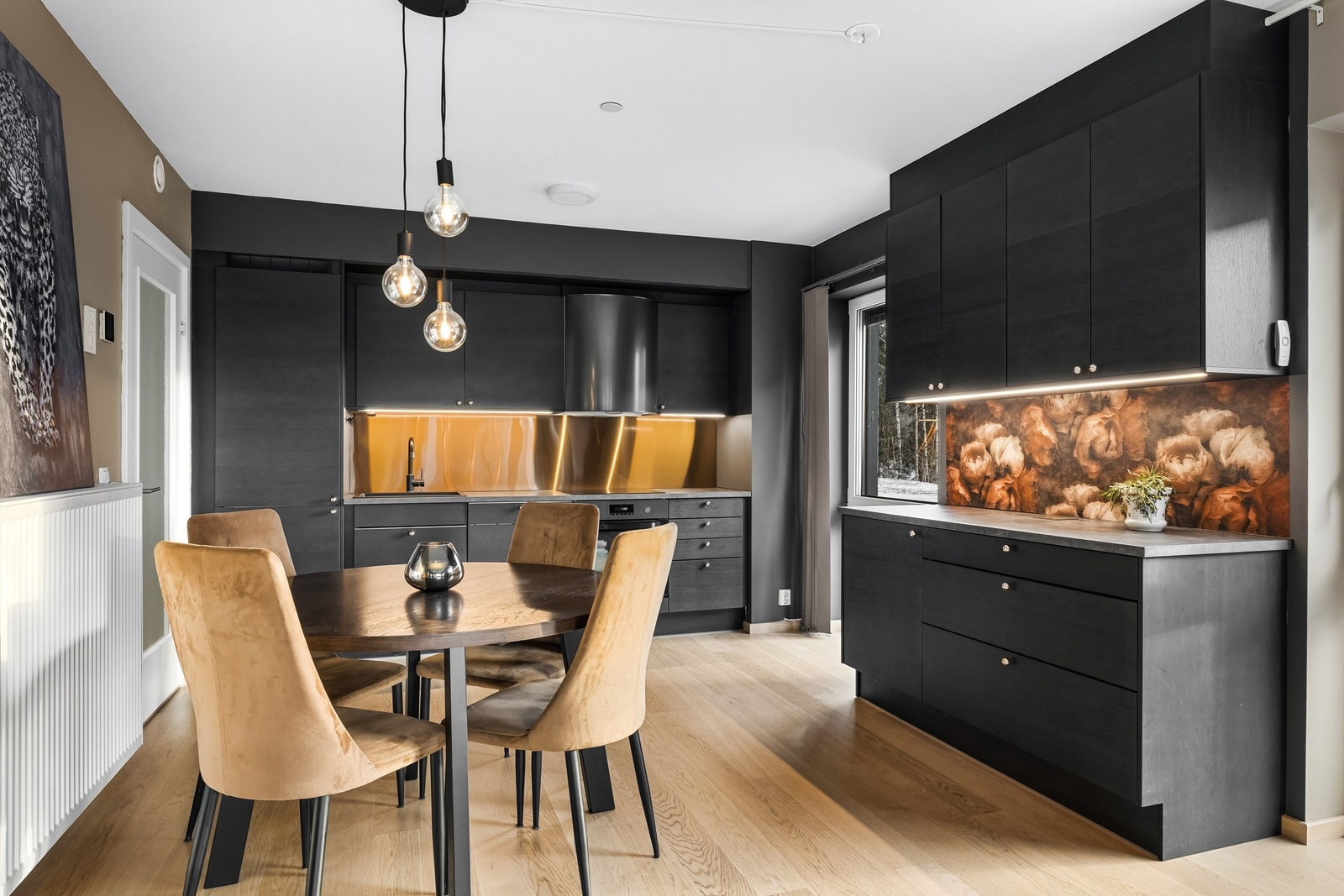 Nytt og stilrent kjøkken fra Sigdal med integrerte hvitevarer og gode arbeidsflater. Galleribilde