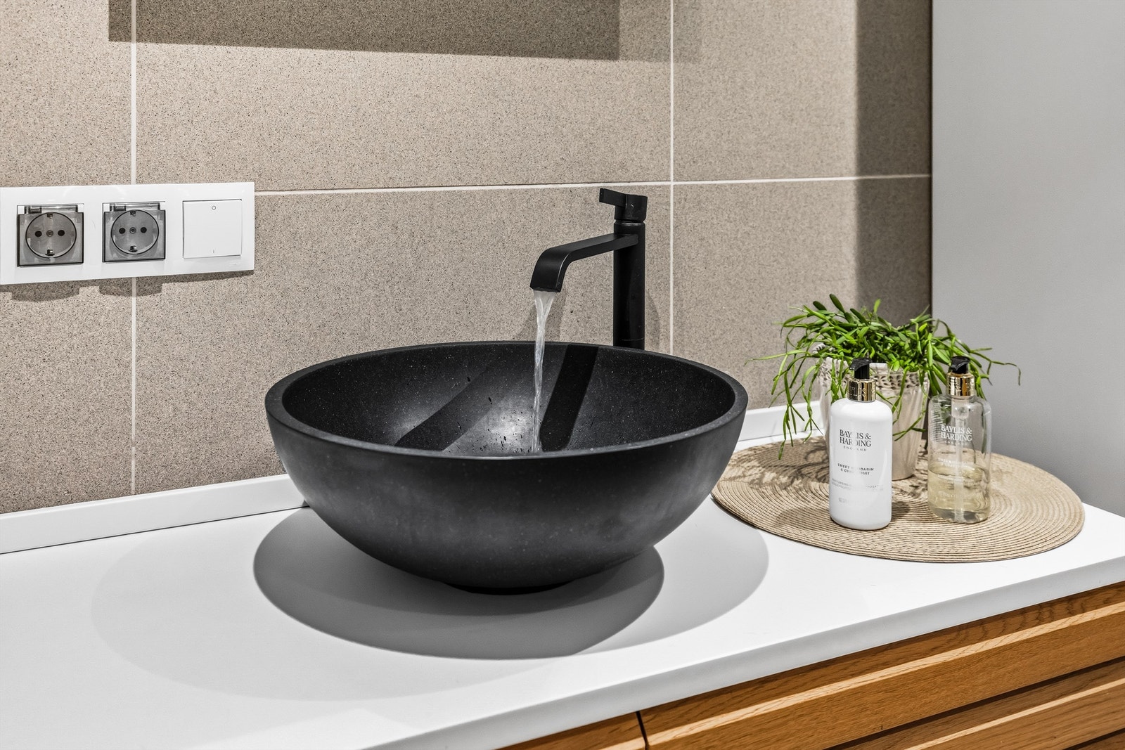 Stilren servant og moderne armatur komplementerer baderomsinnredningen. Galleribilde