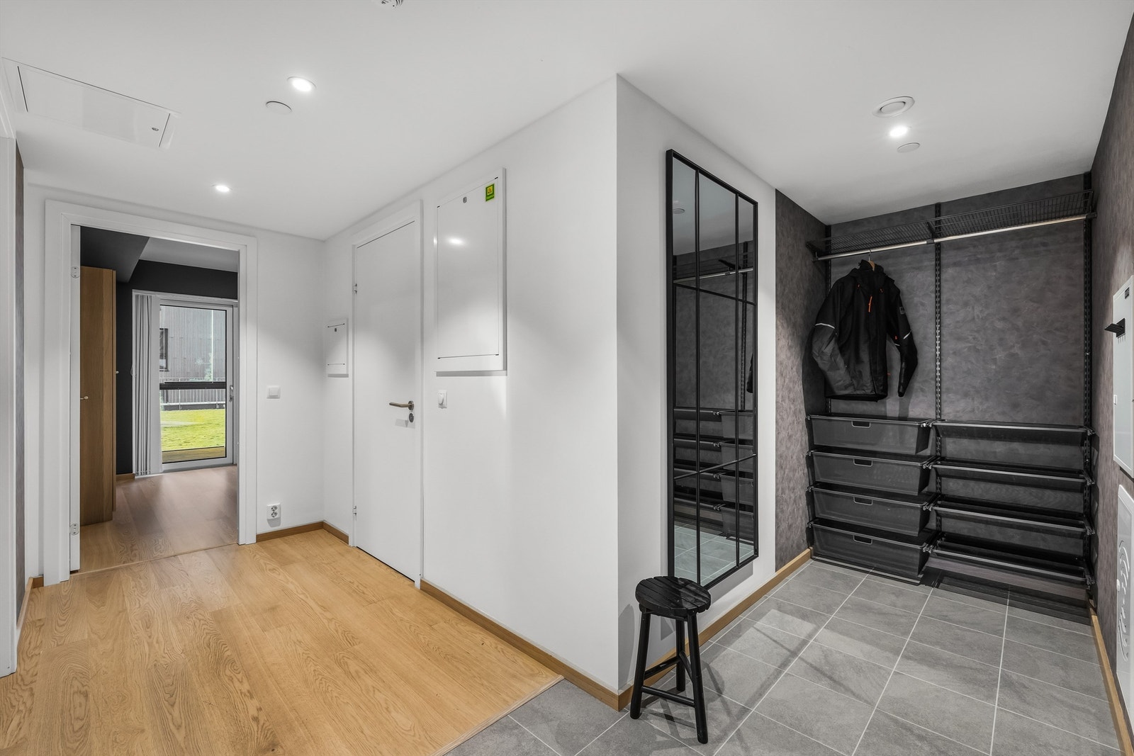 Romslig entré med flislagt gulv og god plass til oppbevaring av yttertøy og sko. Galleribilde