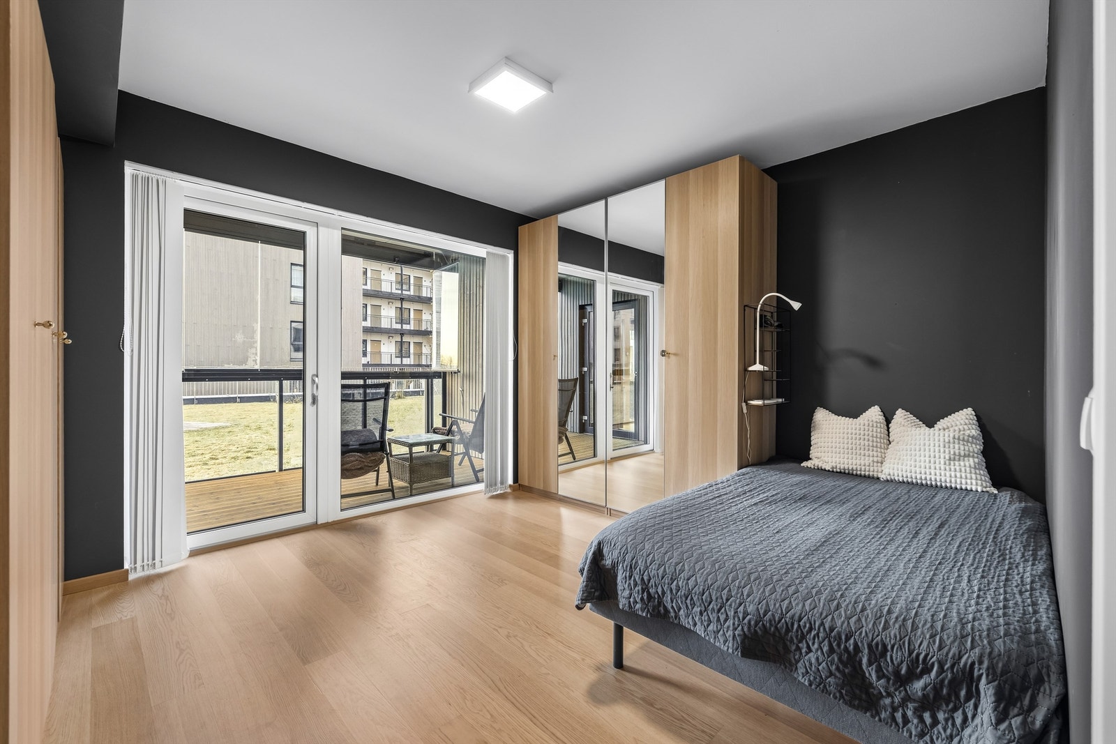 Hovedsoverommet har god plass til dobbeltseng og garderobeløsninger Galleribilde