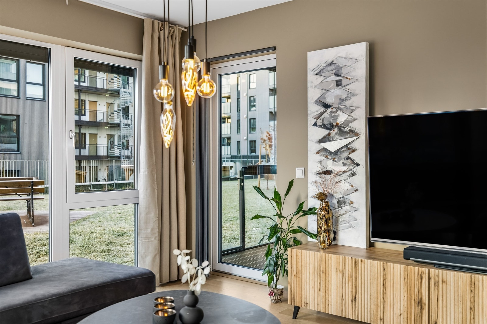 Leiligheten ligger i første etasje med direkte utgang til fellesarealene. Galleribilde