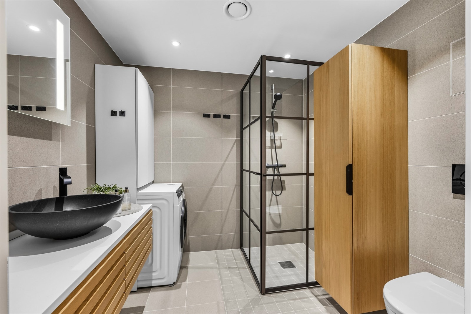 Dusjsone med glassvegger og elektriske varmekabler gir god komfort. Galleribilde