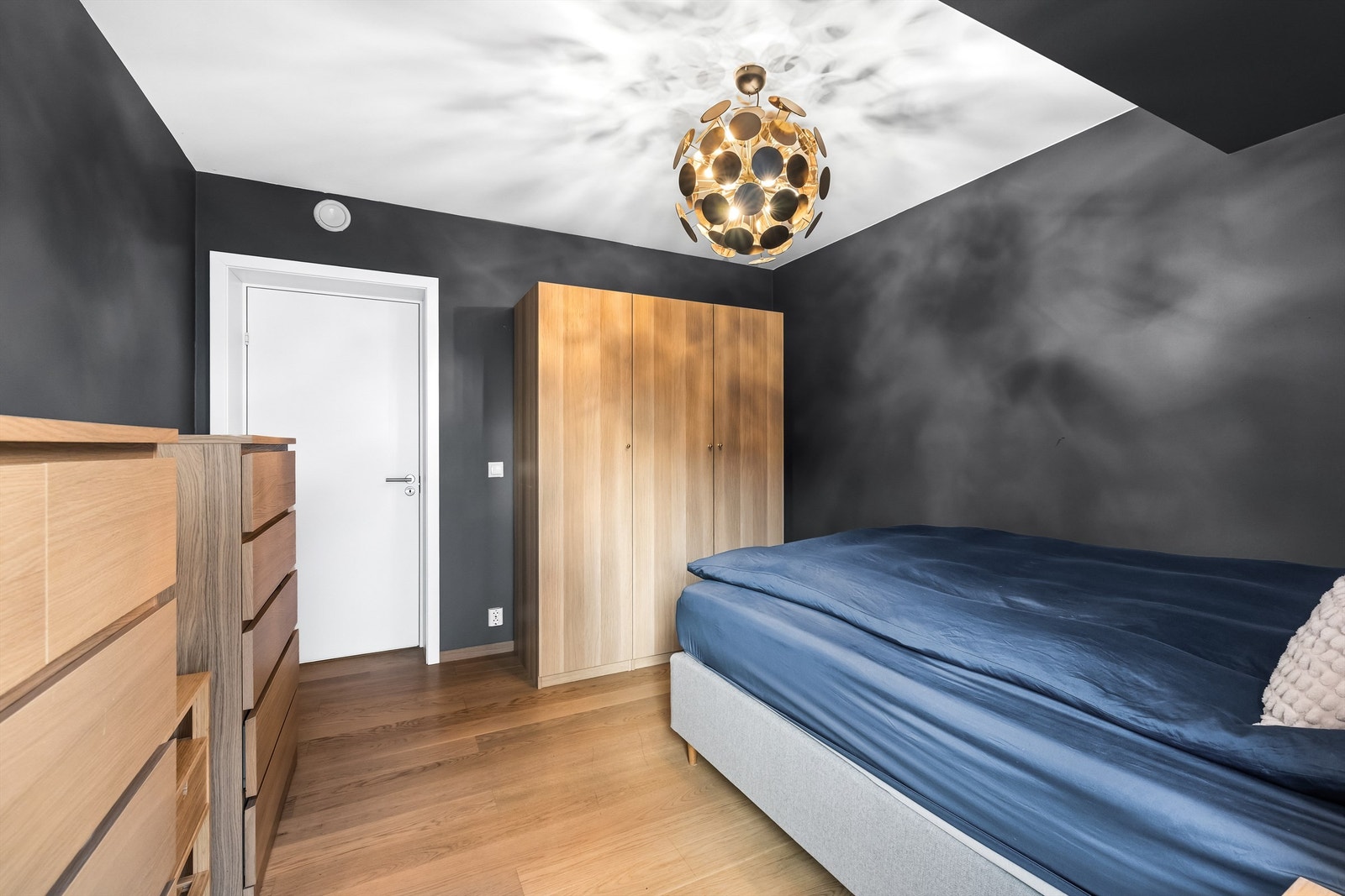 Også her er det god plass til seng og garderobeskap. Galleribilde