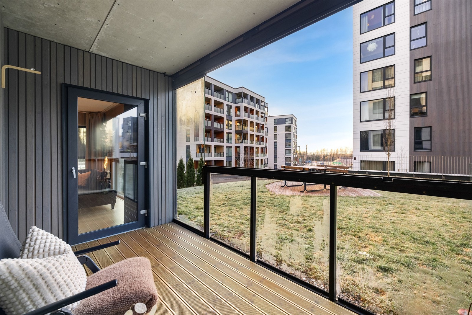 Uteplassen har gode solforhold fra formiddag til kveld på sommerstid Galleribilde