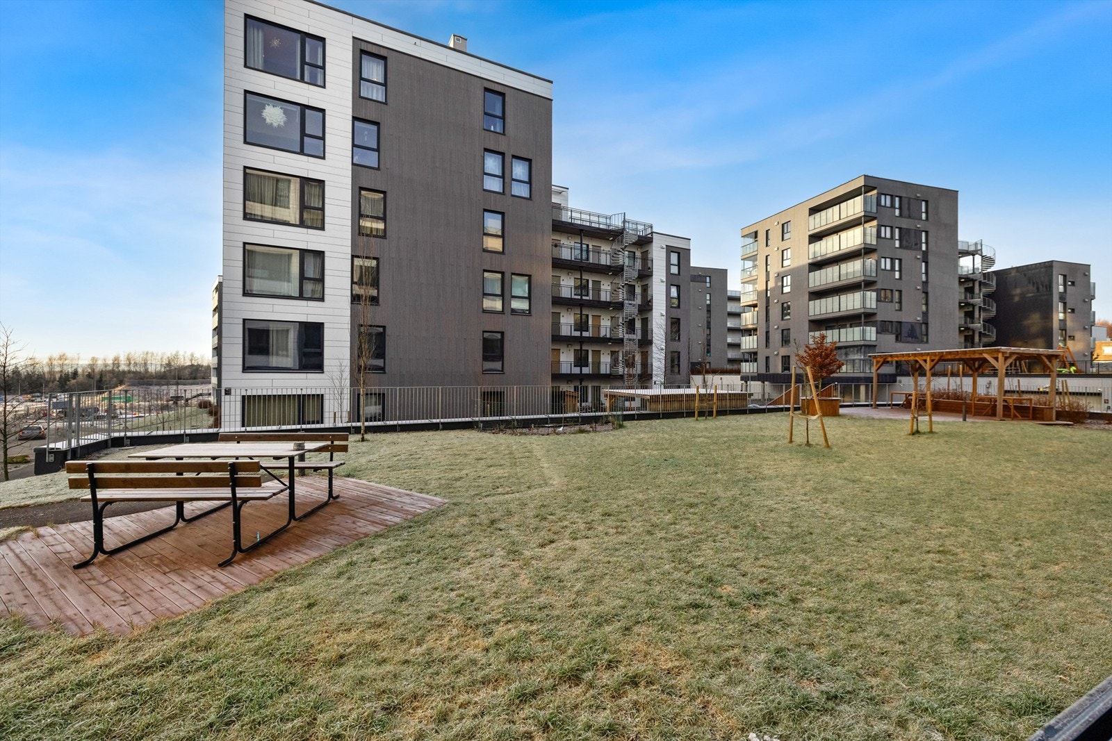 Bygget er fra 2022 og har velholdte, felles grøntområder. Galleribilde