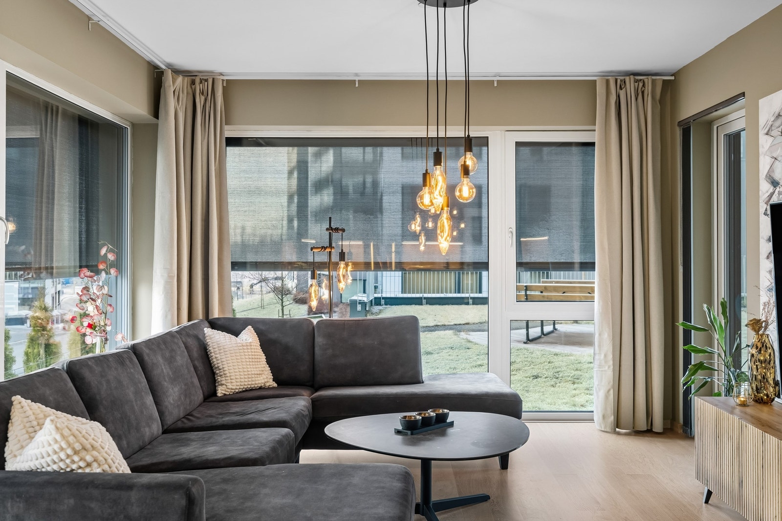 Vinduer er utstyrt med praktiske zipscreens for solskjerming Galleribilde