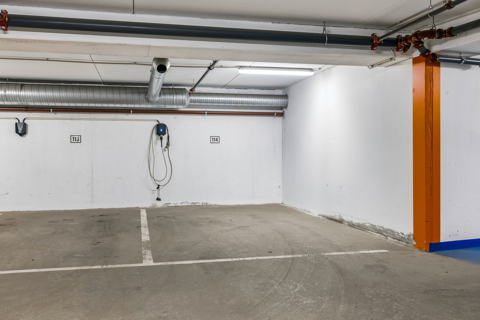 Det medfølger to parkeringsplasser i garasjeanlegg, hvorav den ene har elbillader. Galleribilde