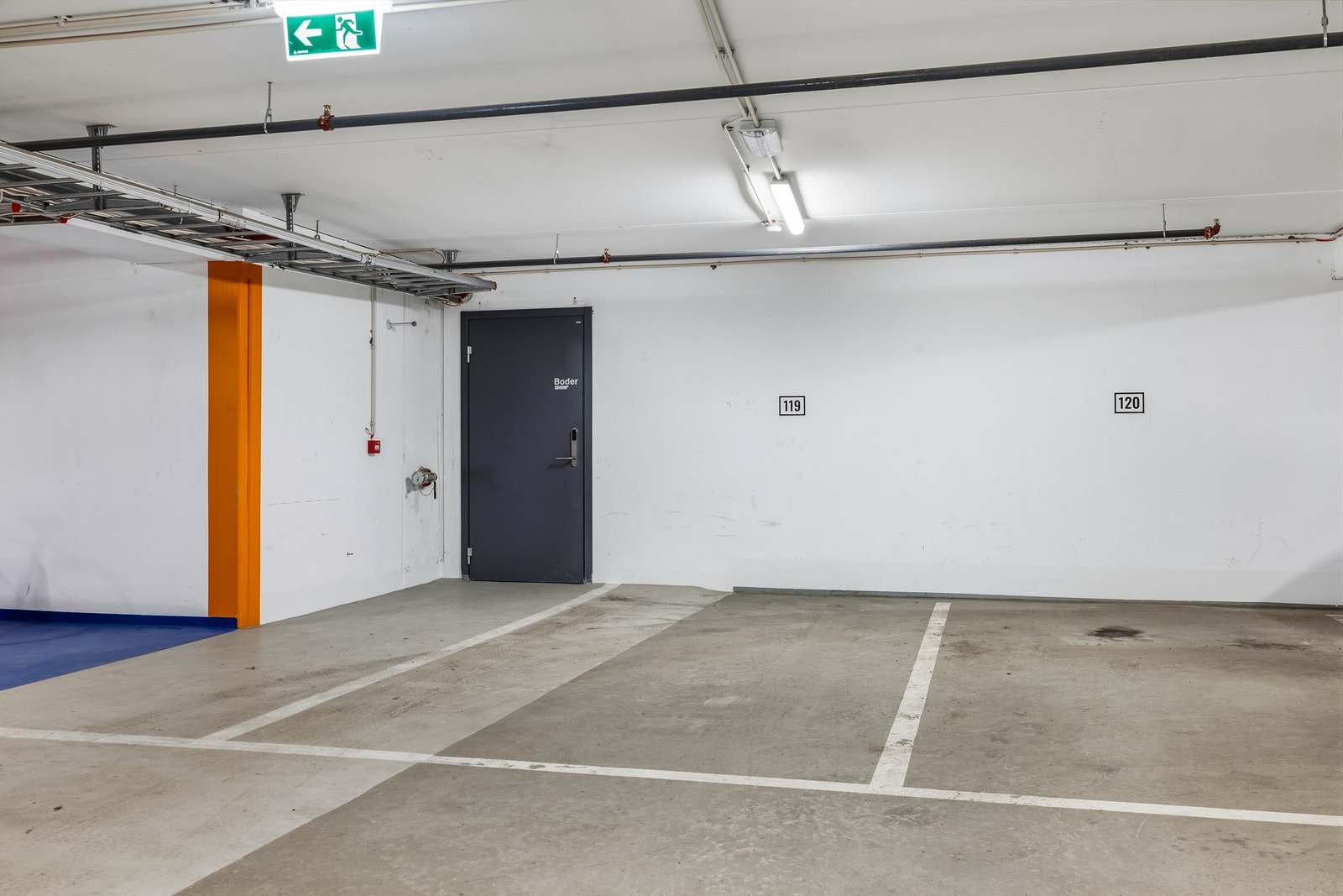 Parkeringsplassene er merket 114 og 119. Leiligheten har også en bod på 5 m² i kjelleren. Galleribilde