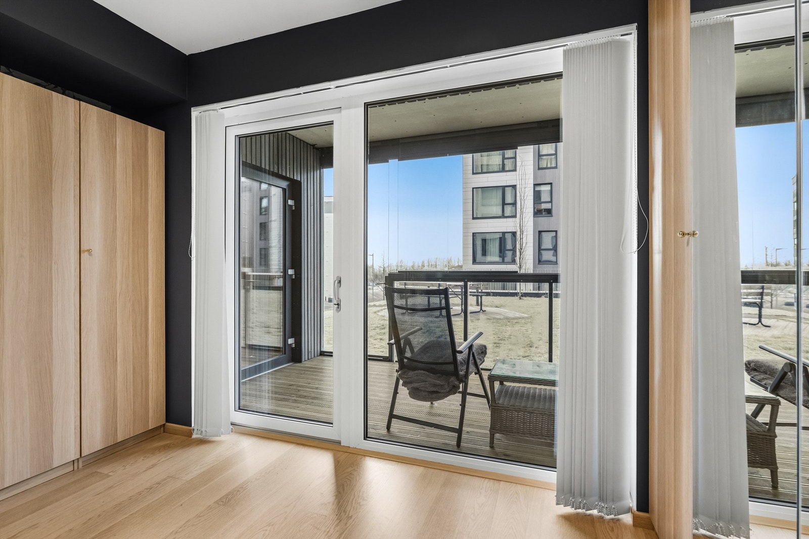 Fra hovedsoverommet er det også utgang til uteområdet. Galleribilde