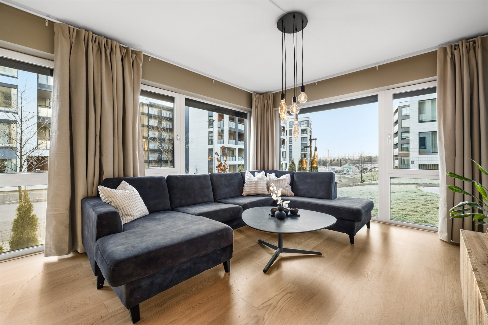 Store vindusflater gir rikelig med naturlig lys og en god romfølelse Galleribilde