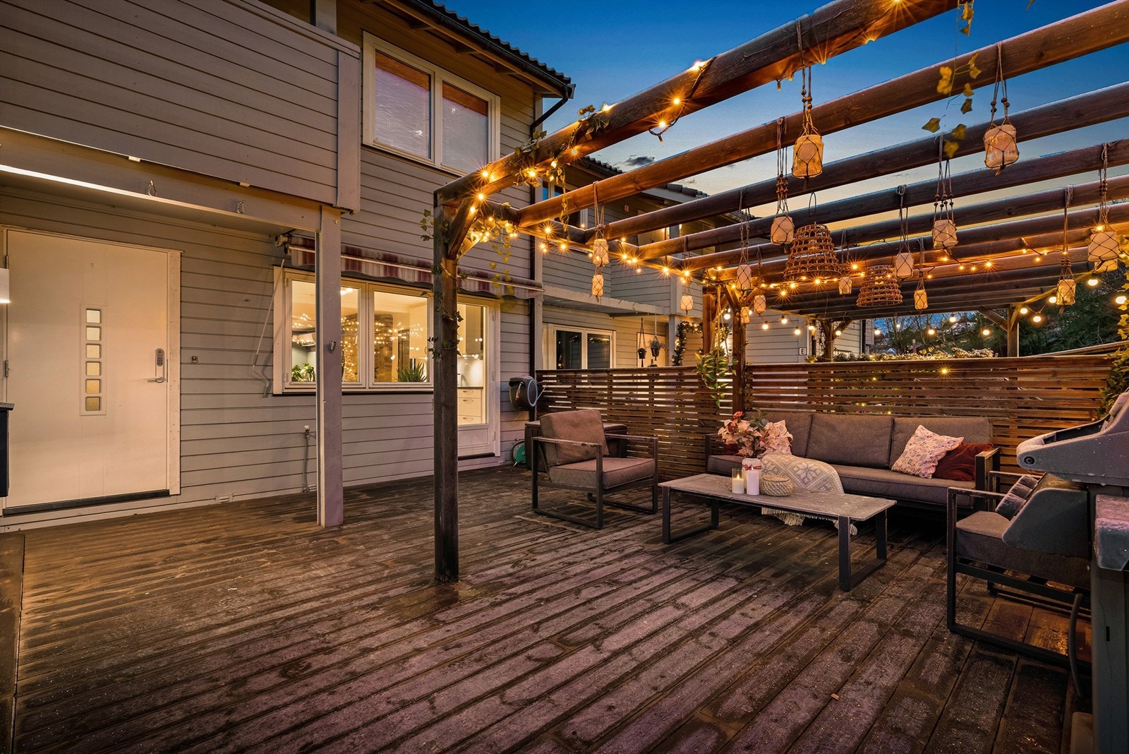 Ved inngangspartiet, samt med direkte inngang/utgang fra kjøkkenet, er det en pent opparbeidet markterrasse på hele 38 kvm med Pergola. Terrassen har mer enn nok plass til flere sittegrupper. Foto: Oh Shots Galleribilde