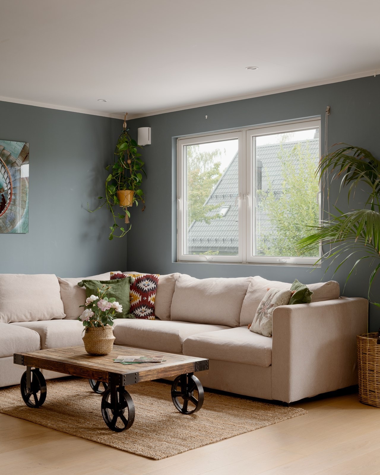 Store vindusflater mot både syd og nord gir rikelig med naturlig lys og en luftig atmosfære. Galleribilde