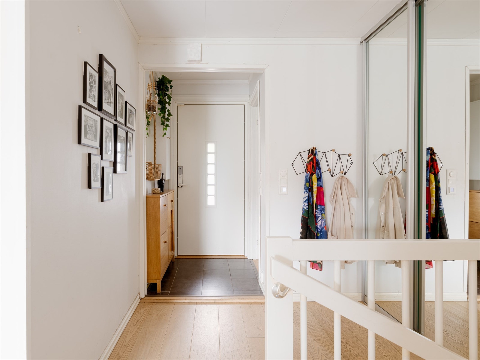 Boligens 1. etasje er utrustet med en innbydende entré med fliser på gulv med gulvvarme. God plass til yttertøy i skyvedørsgarderobe. Galleribilde