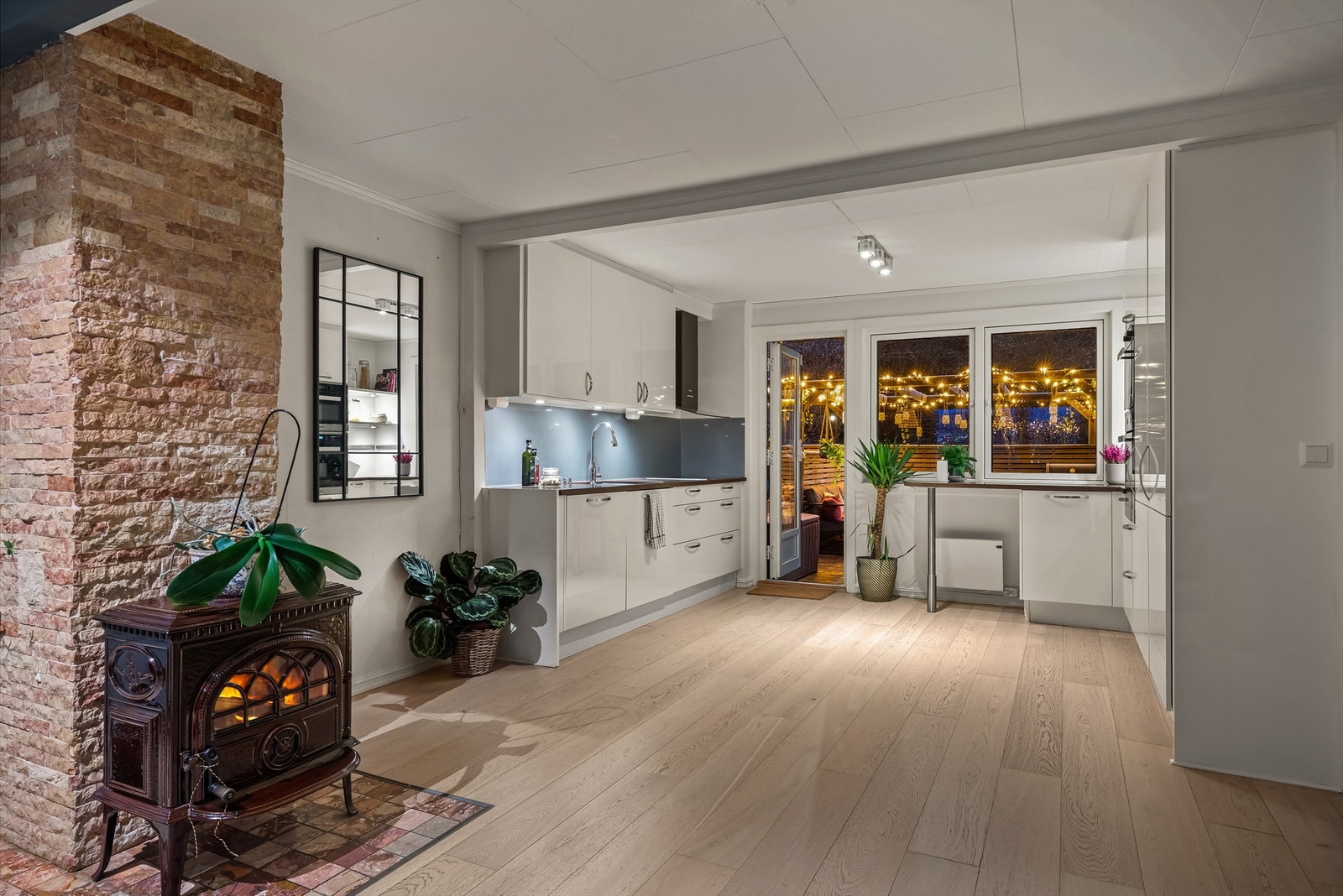 I 1. etasje finner du en lys og romslig stue, spisestue og kjøkken i åpen løsning. Et herlig rom med store vindusflater. Foto: Oh Shots Galleribilde