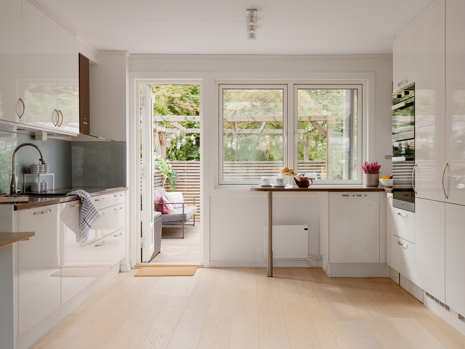 Fra kjøkkenet har du direkte tilgang til en romslig markterrasse på hele 38 kvm. Galleribilde